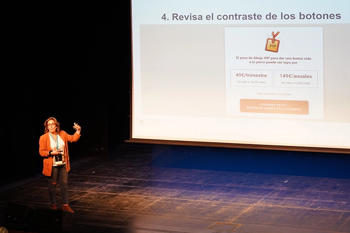 Lúa Louro dando charla en WordCamp Torrelodones sobre diseño