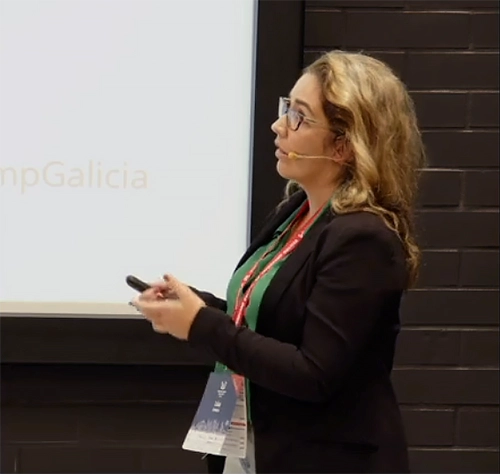 Lúa Louro dando una charla en WordCamp Galicia